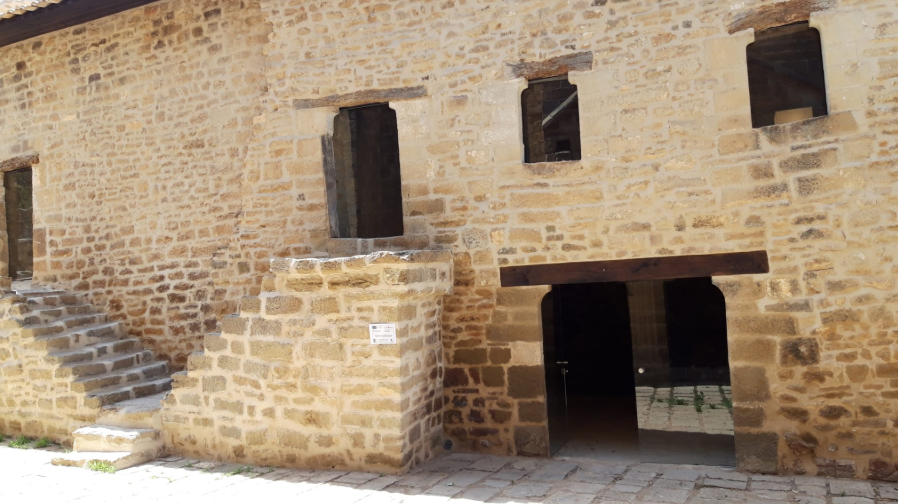 REHABILITACIÓN DE LAS VIVIENDAS MEDIEVALES DEL ENTORNO DE LA ERMITA DE SAN ZOILO REHABILITACIÓN DE LAS VIVIENDAS MEDIEVALES DEL ENTORNO DE LA ERMITA DE SAN ZOILO